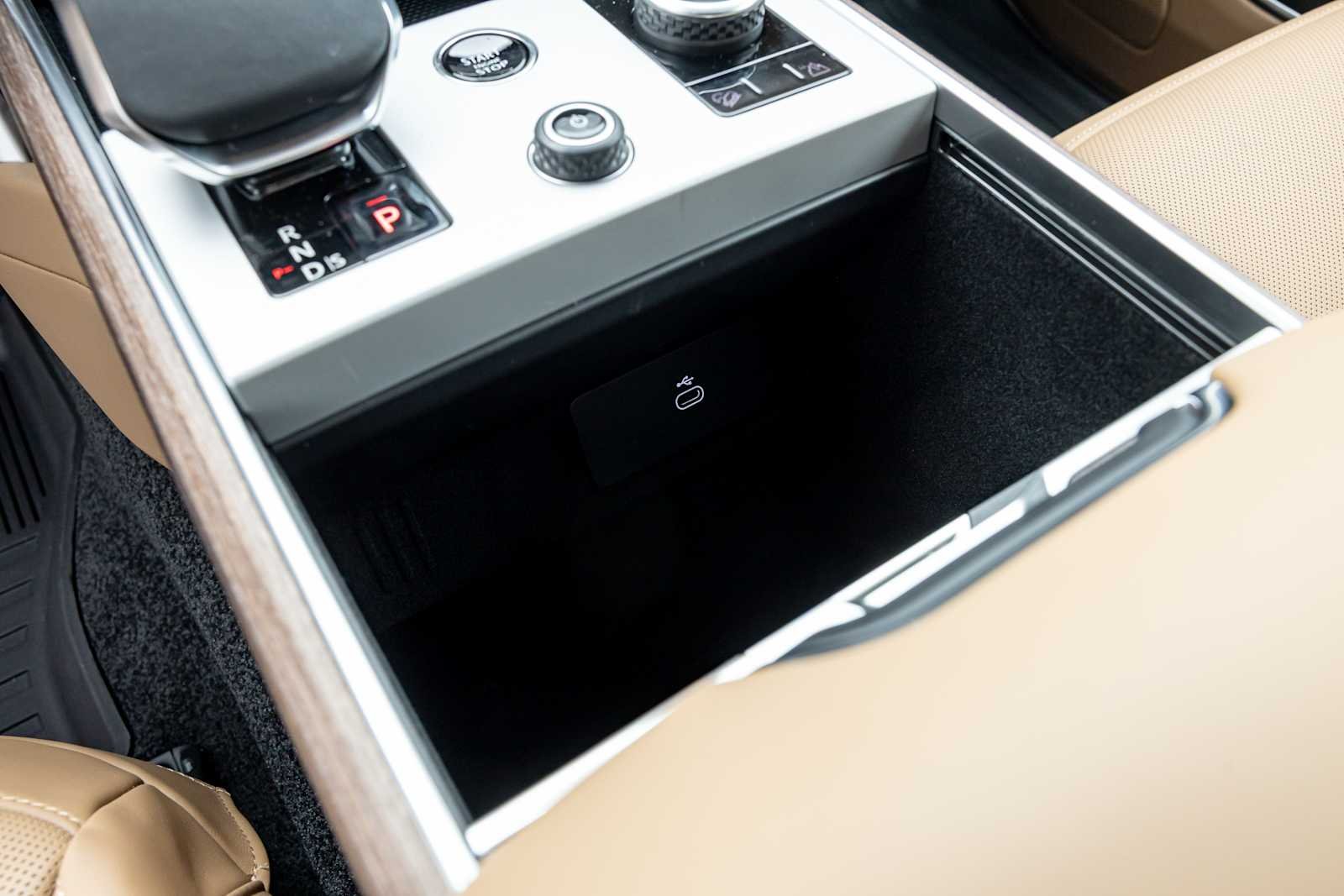 New 2027 Santorini Black Land Rover SE image 22
