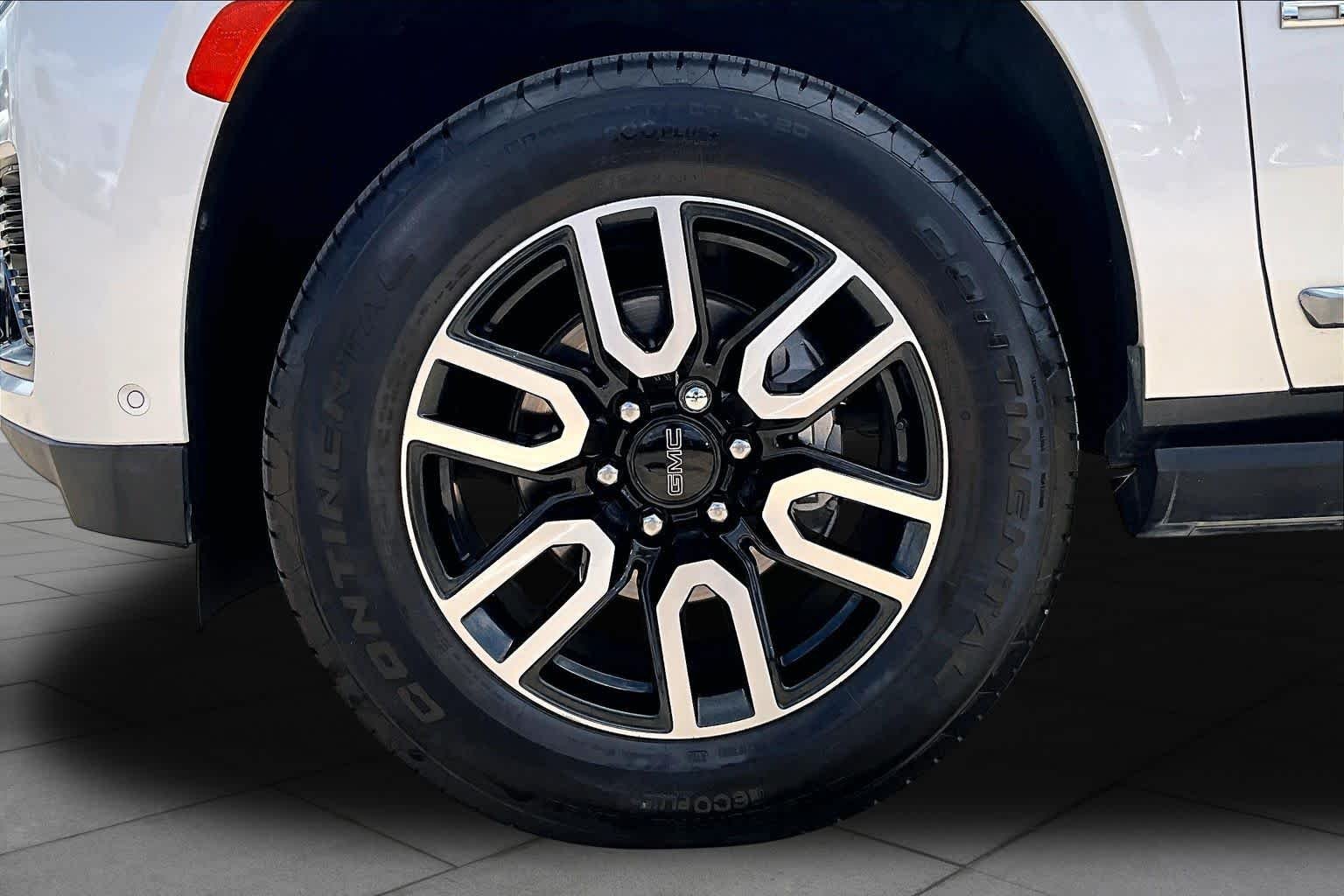 Used 2023 White Frost Tricoat GMC Denali Ultimate image 11