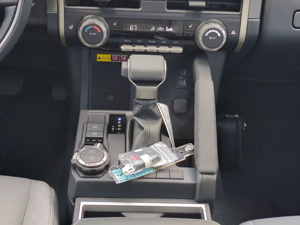 2025 Toyota Tacoma SR5 - Photo 18
