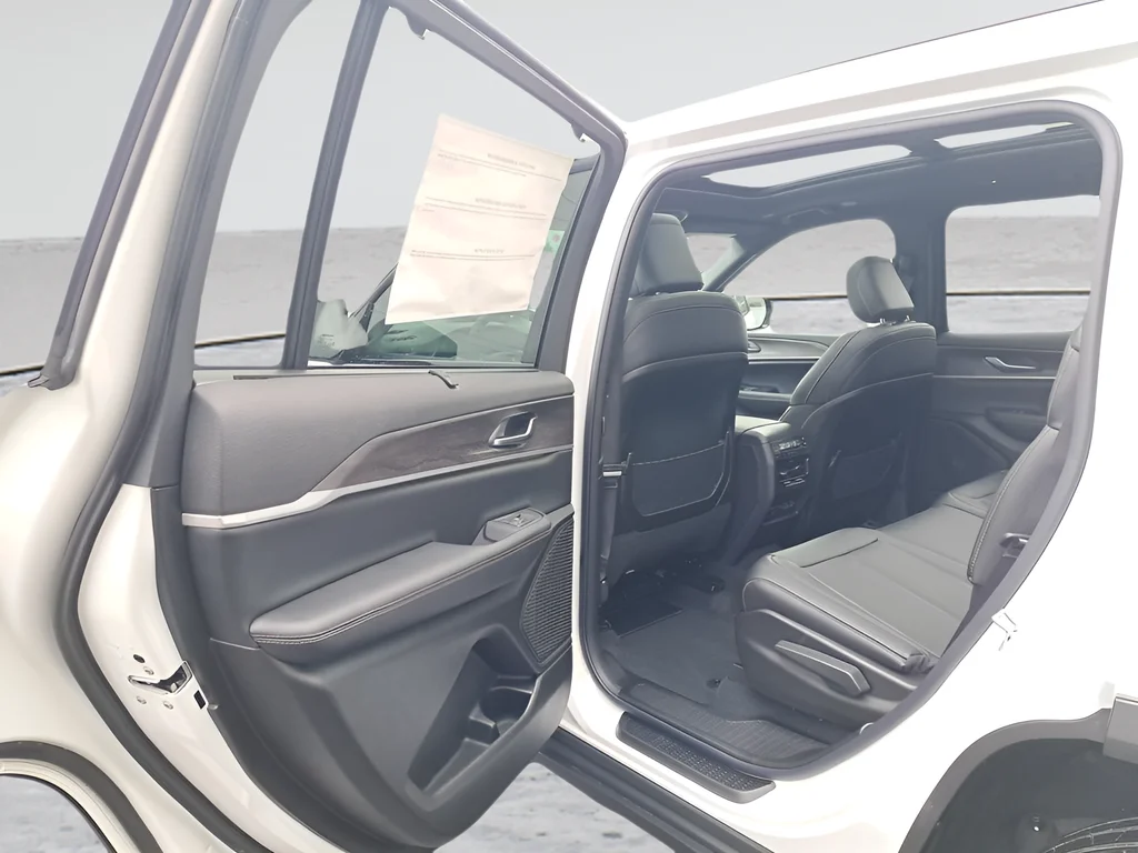 New 2025 Bright White Clear-Coat Exterior Paint Jeep Limited image 11