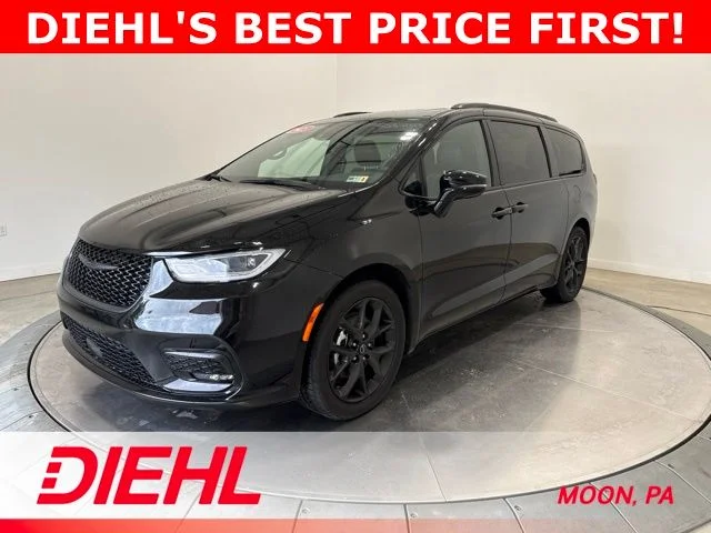 Used 2025 Black Chrysler Limited image 3
