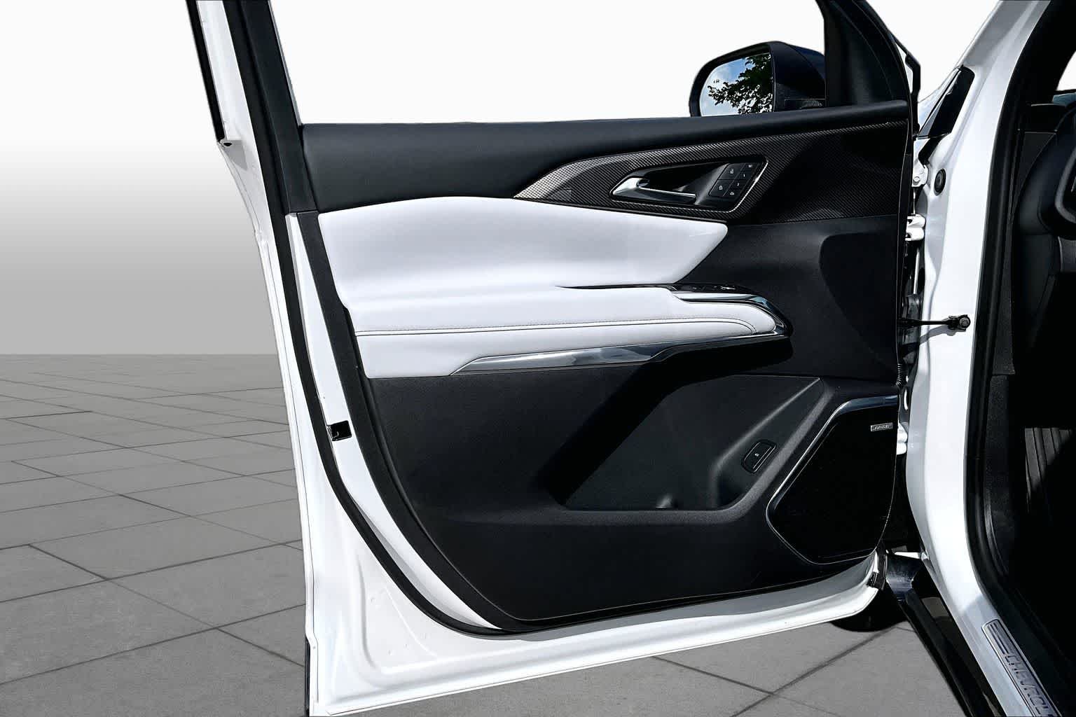 Used 2025 Iridescent Pearl Tricoat Chevrolet FWD High Country image 21