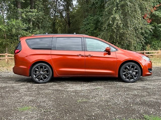 Used 2018 Copper Pearlcoat Chrysler Touring L image 10