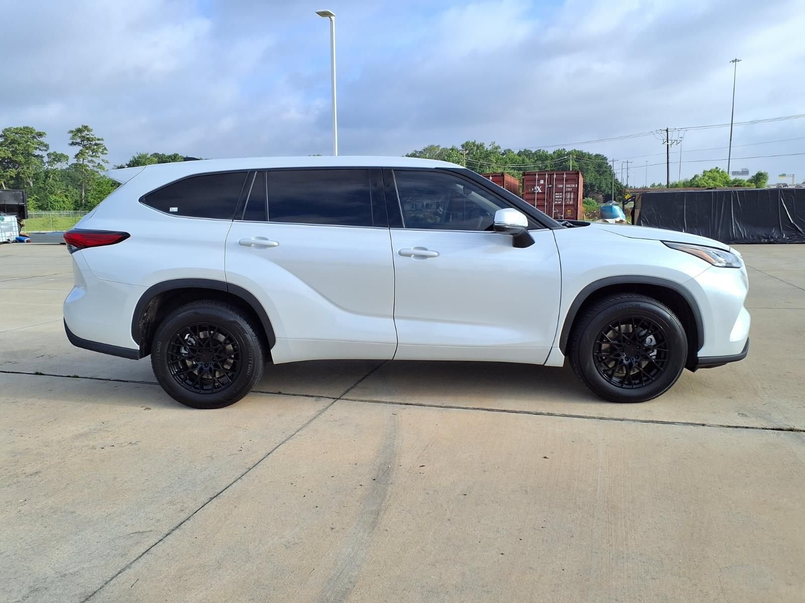 Used 2022 Pearl Toyota L image 5