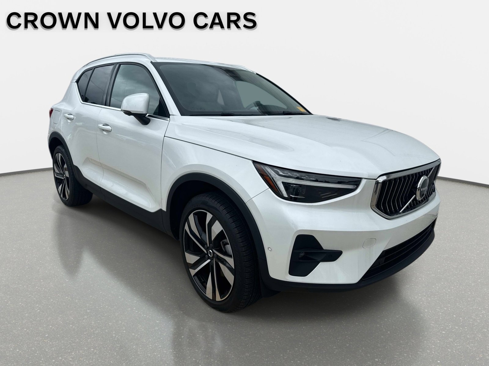 Used 2025 Crystal White Pearl Volvo Ultra Bright Theme image 3