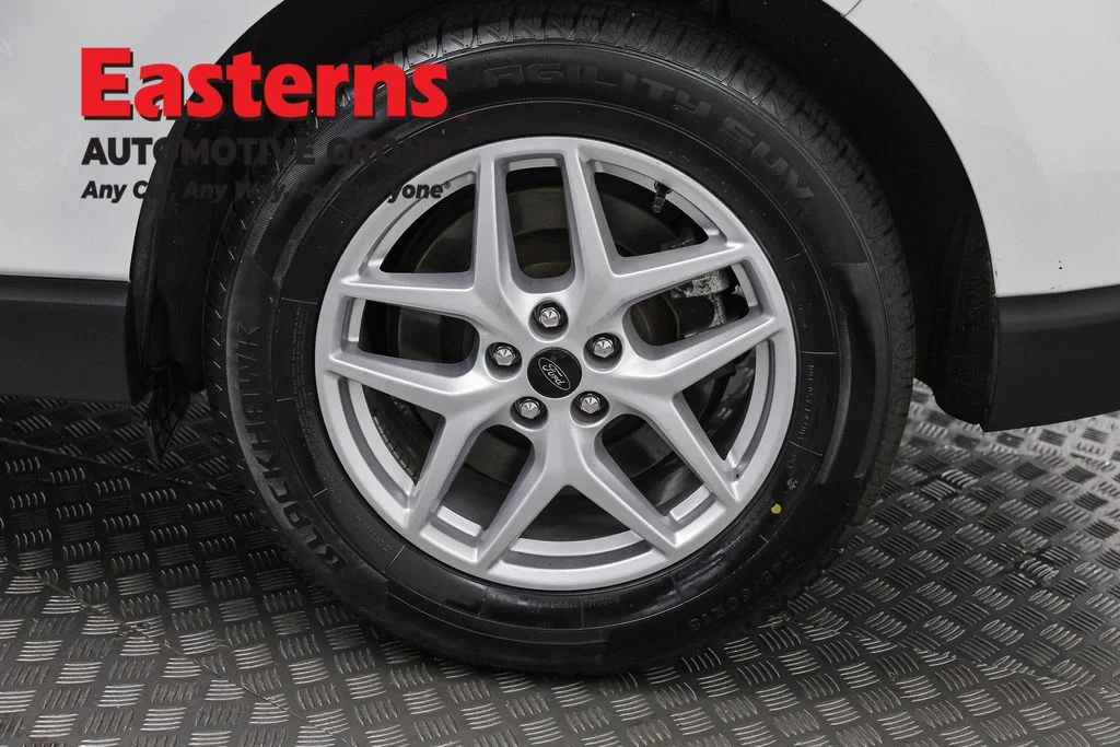 Used 2023 White Ford SEL image 32