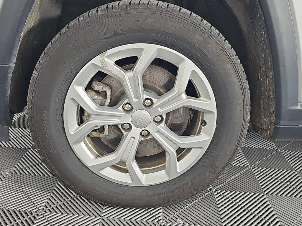 Used 2024 Silver Jeep Latitude image 10