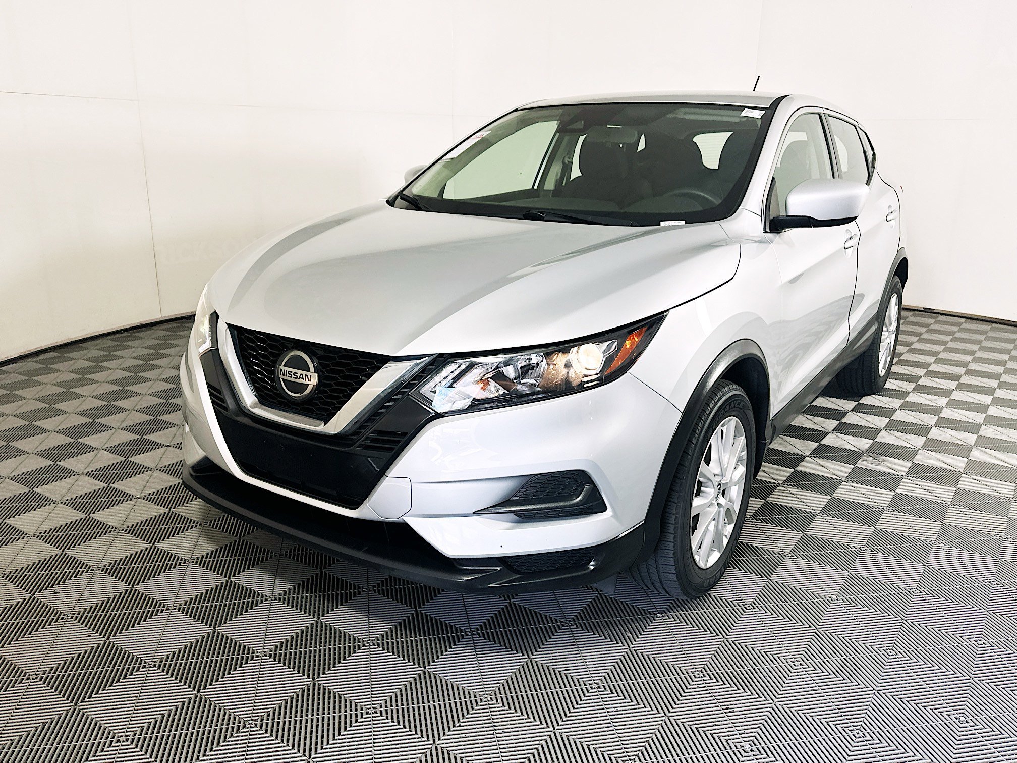 Used 2021 Brilliant Silver Metallic Nissan S image 7