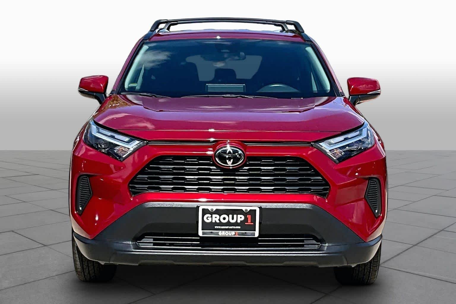Used 2025 Ruby Flare Pearl Toyota XLE image 3