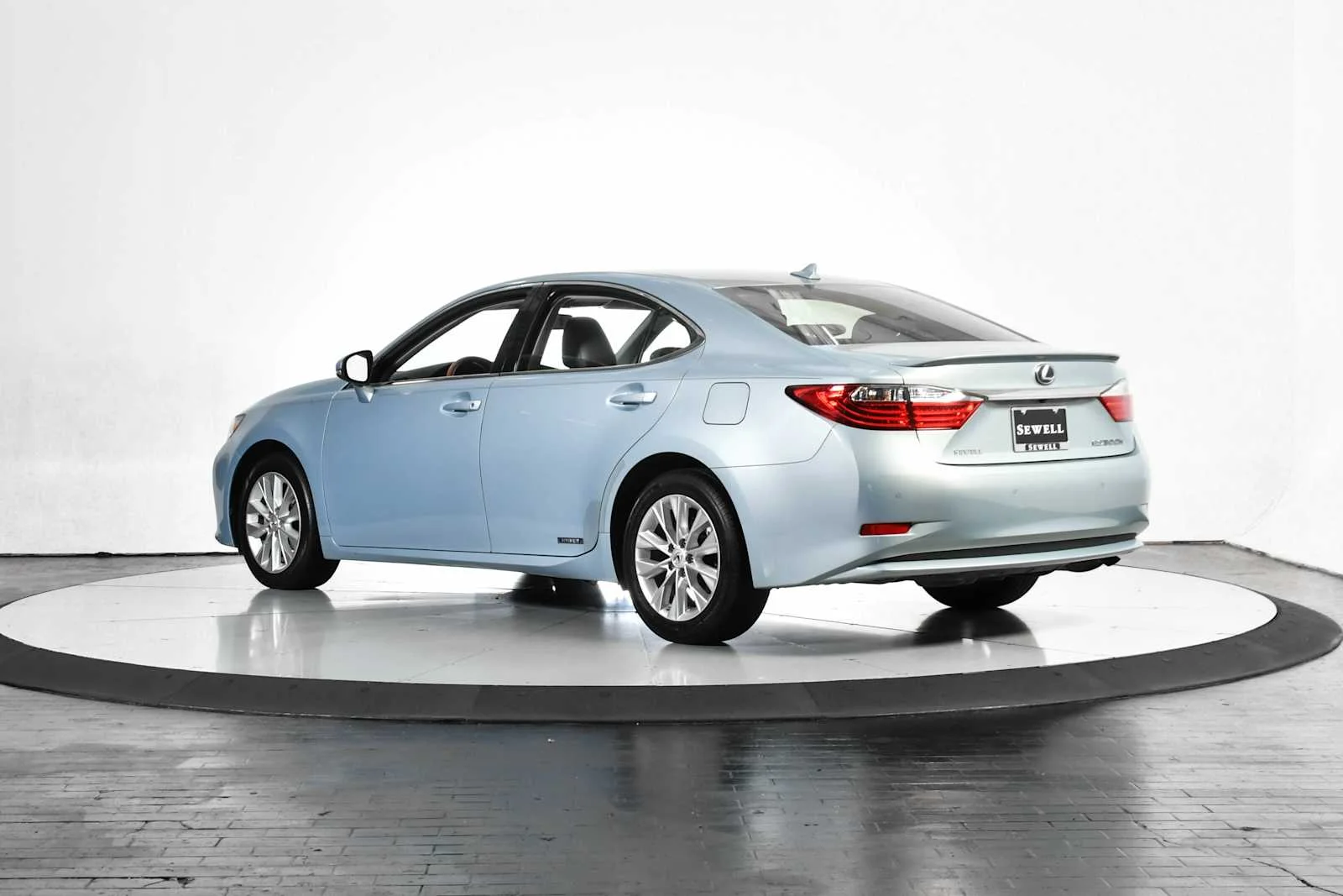 Used 2014 Cerulean Blue Metallic Lexus Hybrid image 3