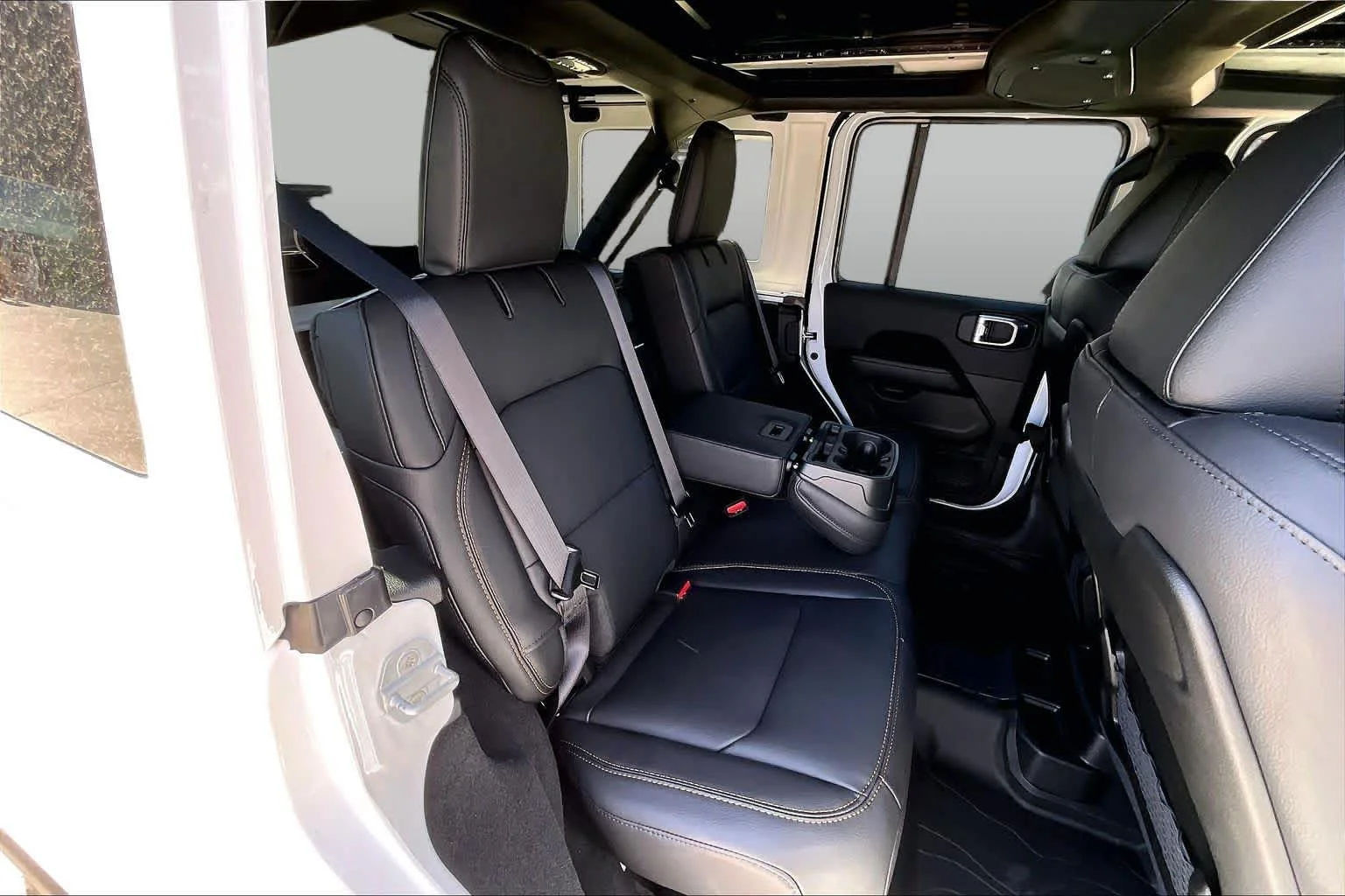 New 2027 Bright White Clear-Coat Paint Jeep Sahara image 23