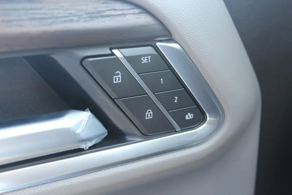 New 2026 Glacier White Tricoat GMC SLT image 22