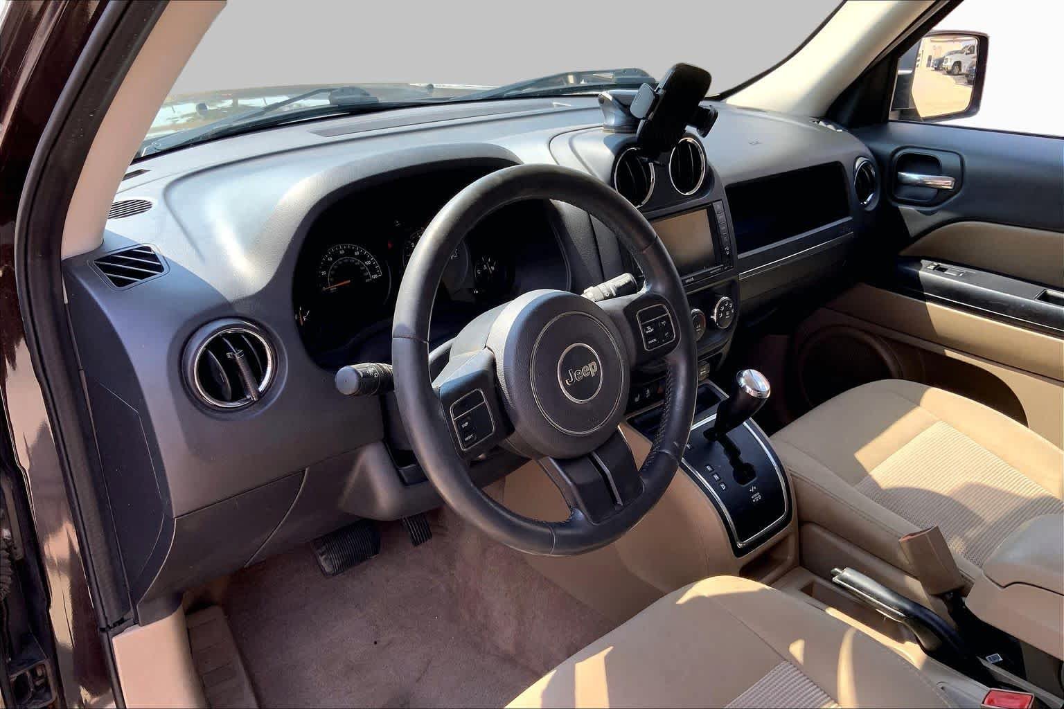 Used 2014 Rugged Brown Pearlcoat Jeep Latitude image 18