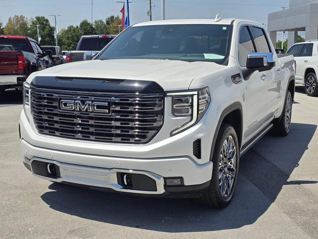 Used 2025 White Frost Tricoat GMC Denali Ultimate image 3