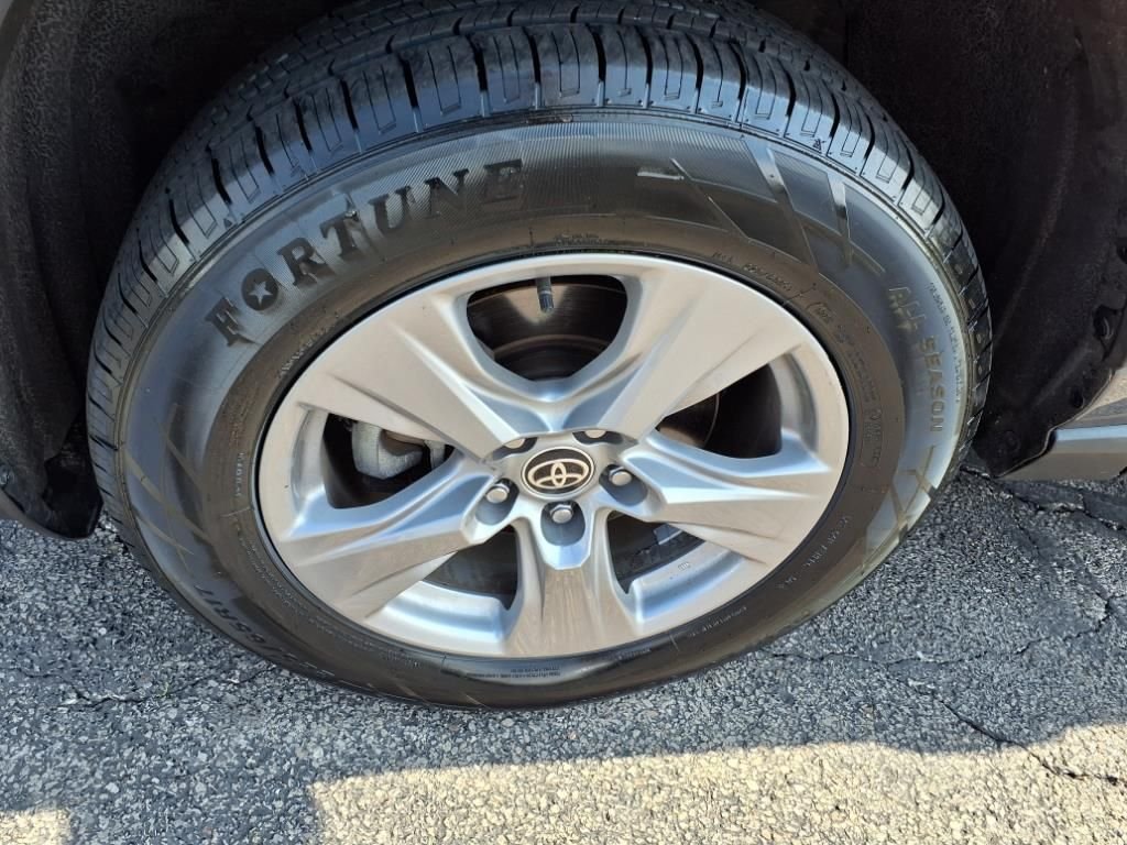 2022 Toyota RAV4 XLE - Photo 8