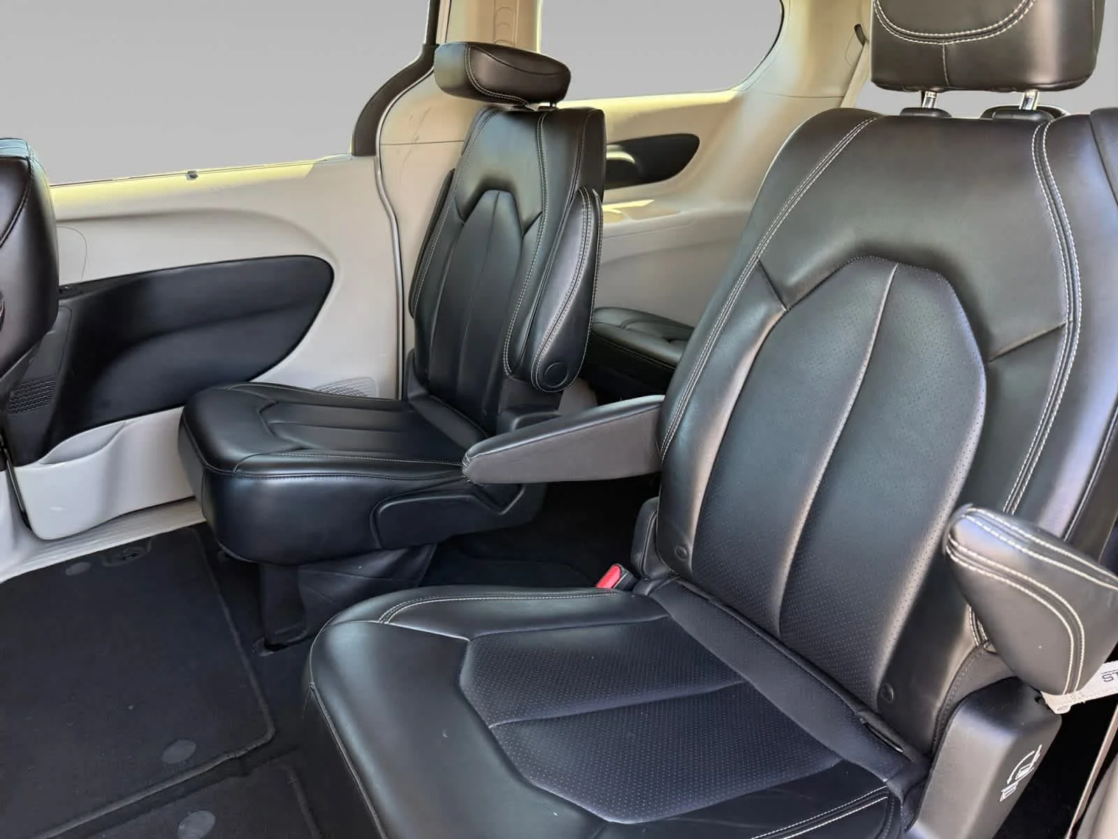 Used 2023 Bright White Clearcoat Chrysler Touring L image 22