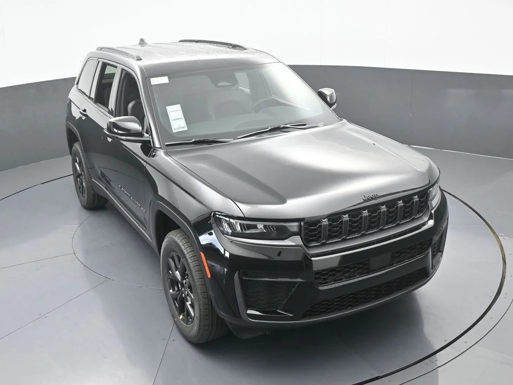 New 2026 Diamond Black Crystal Pearl-Coat Exterior Paint Jeep Altitude image 47