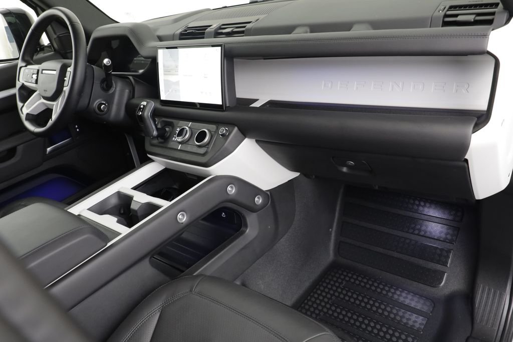 Used 2025 White Land Rover X-Dynamic SE image 21