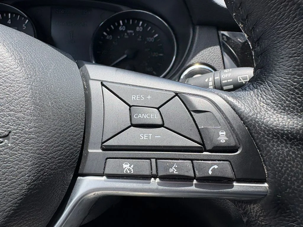 Used 2018 Silver Nissan SL image 30