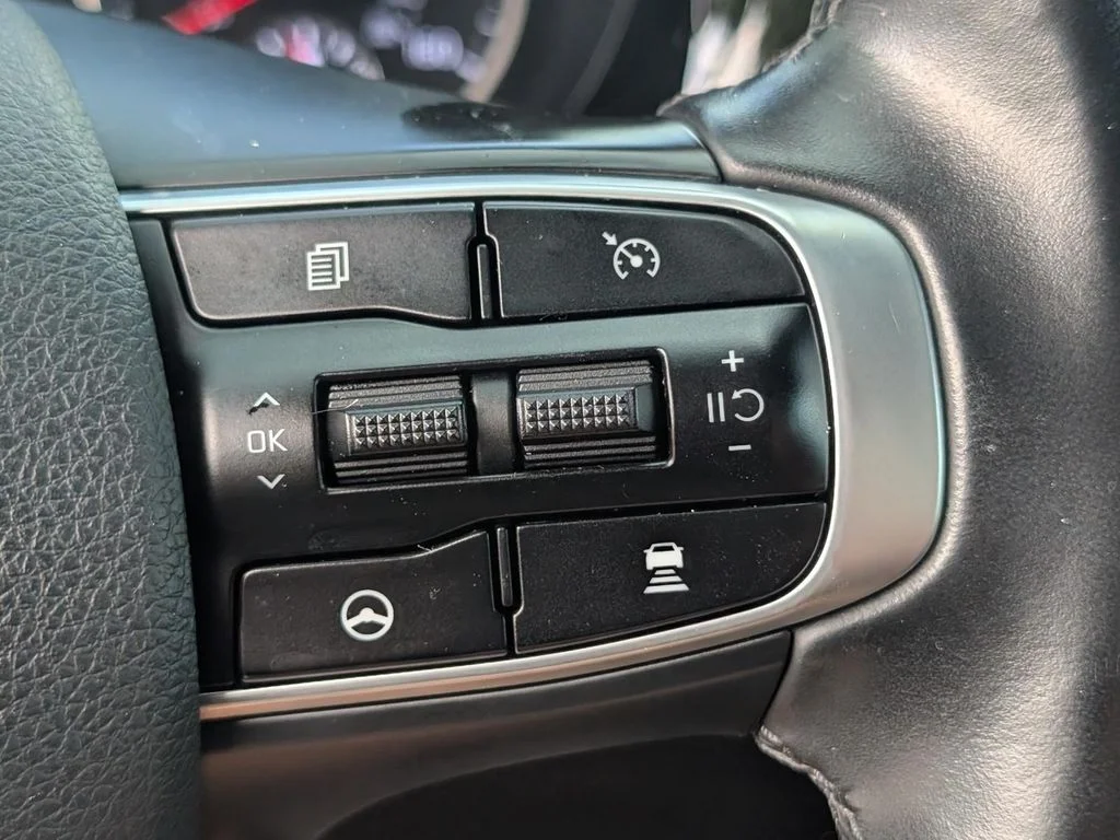 Used 2022 White Kia GT-Line image 21