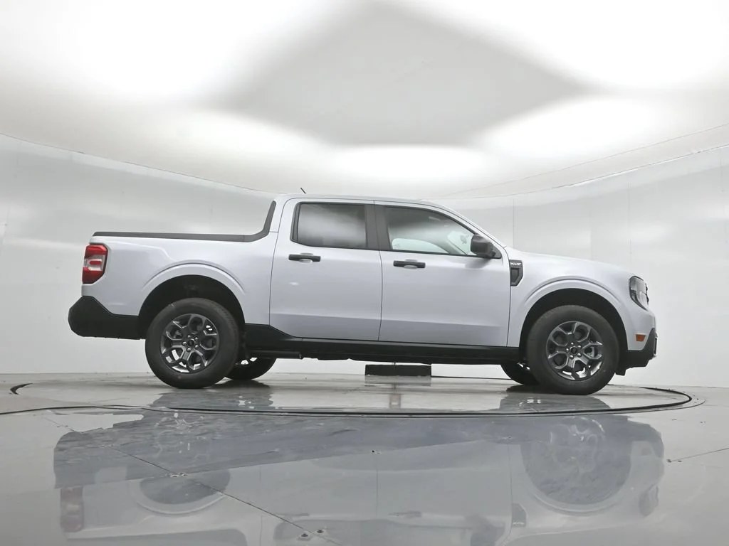 New 2026 Space White Metallic Ford XLT image 40