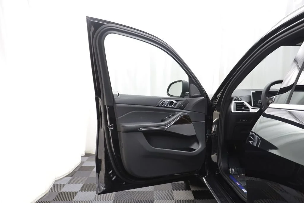 New 2026 BLACK SAPPHIRE BMW xDrive40i image 5