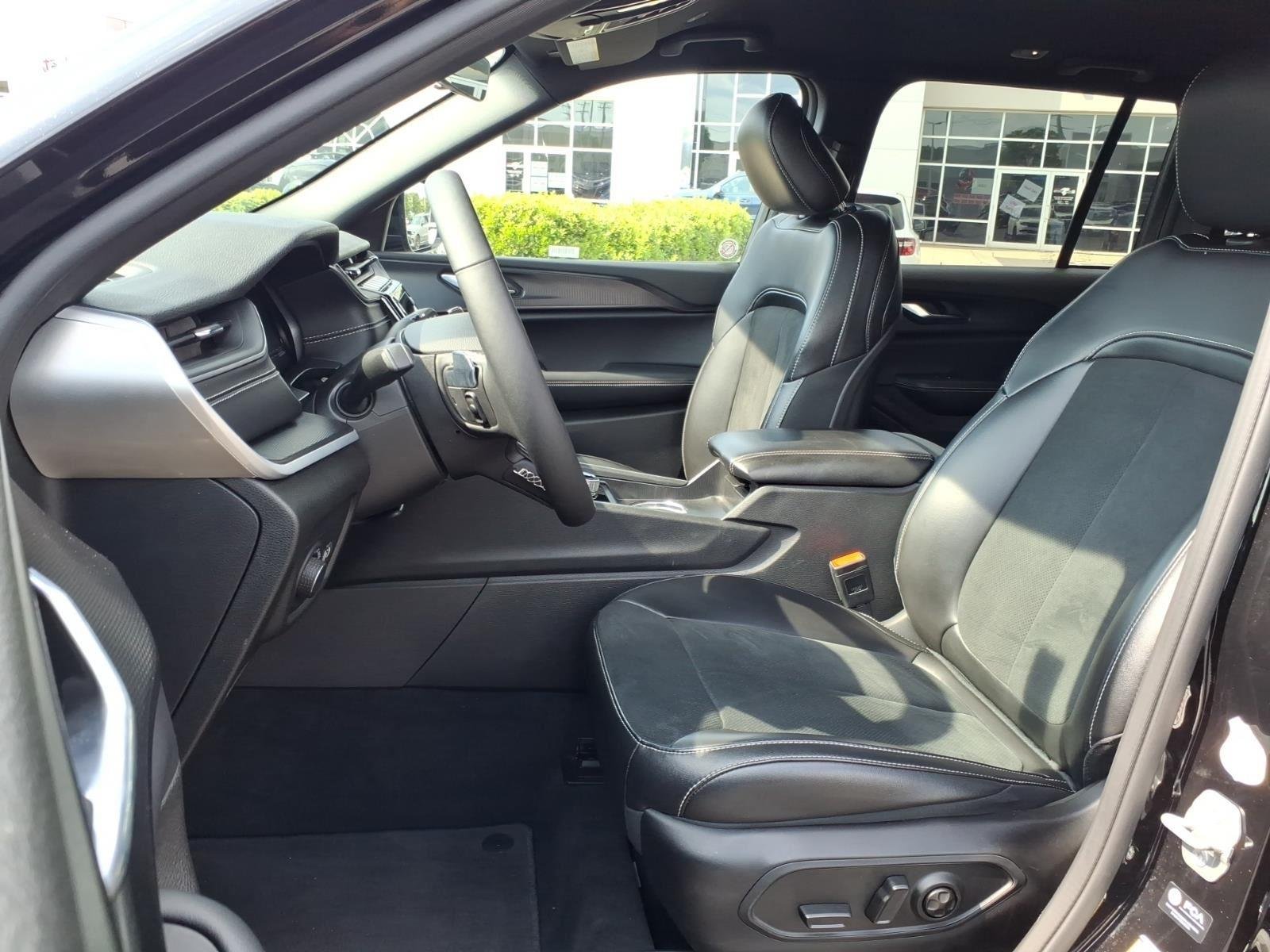 Used 2025 Diamond Black Crystal Pearlcoat Jeep Altitude image 16
