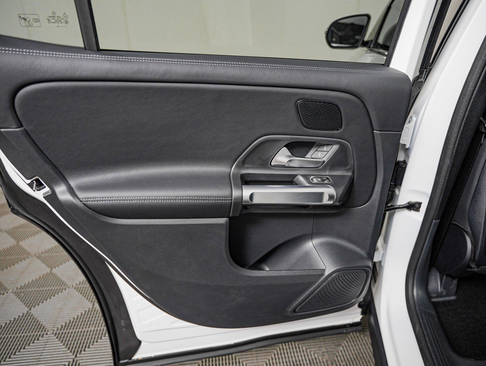 New 2026 Polar White Mercedes-Benz GLB 250 image 24