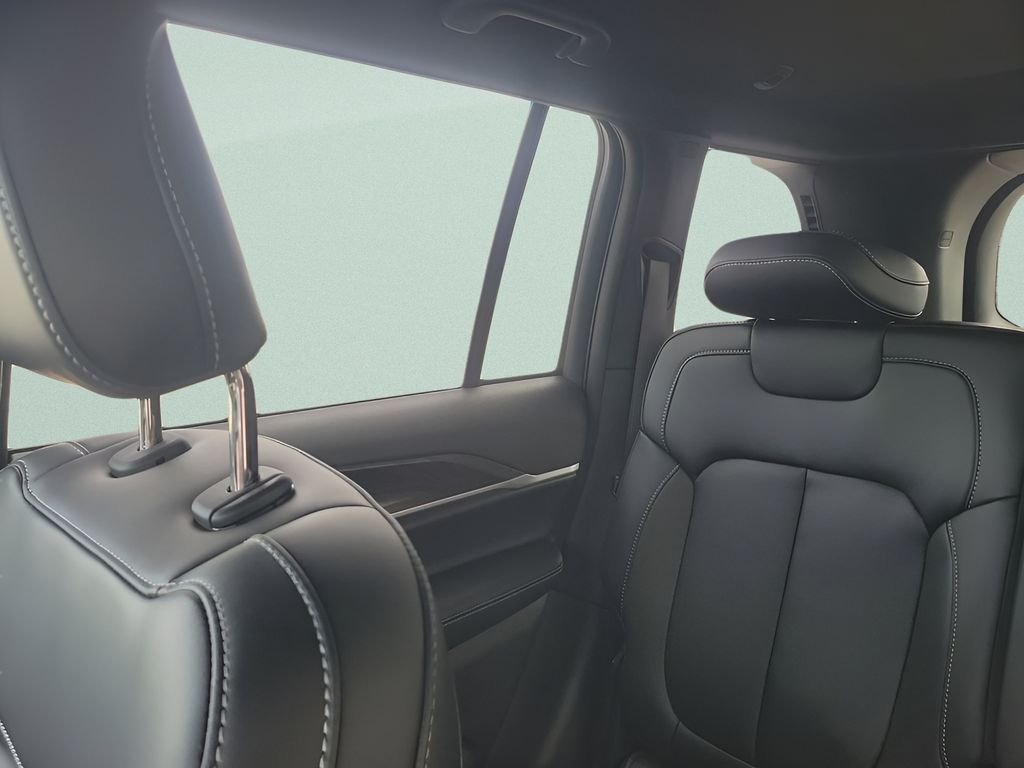 New 2026 Diamond Black Crystal Pearl-Coat Exterior Paint Jeep Limited image 12