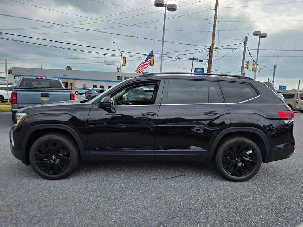 New 2026 Deep Black Pearl Volkswagen SE w/Technology image 10