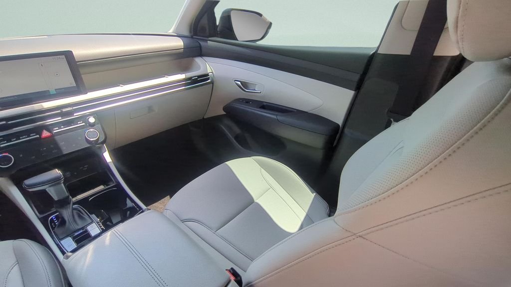 Used 2025 Green Hyundai SEL Convenience image 13