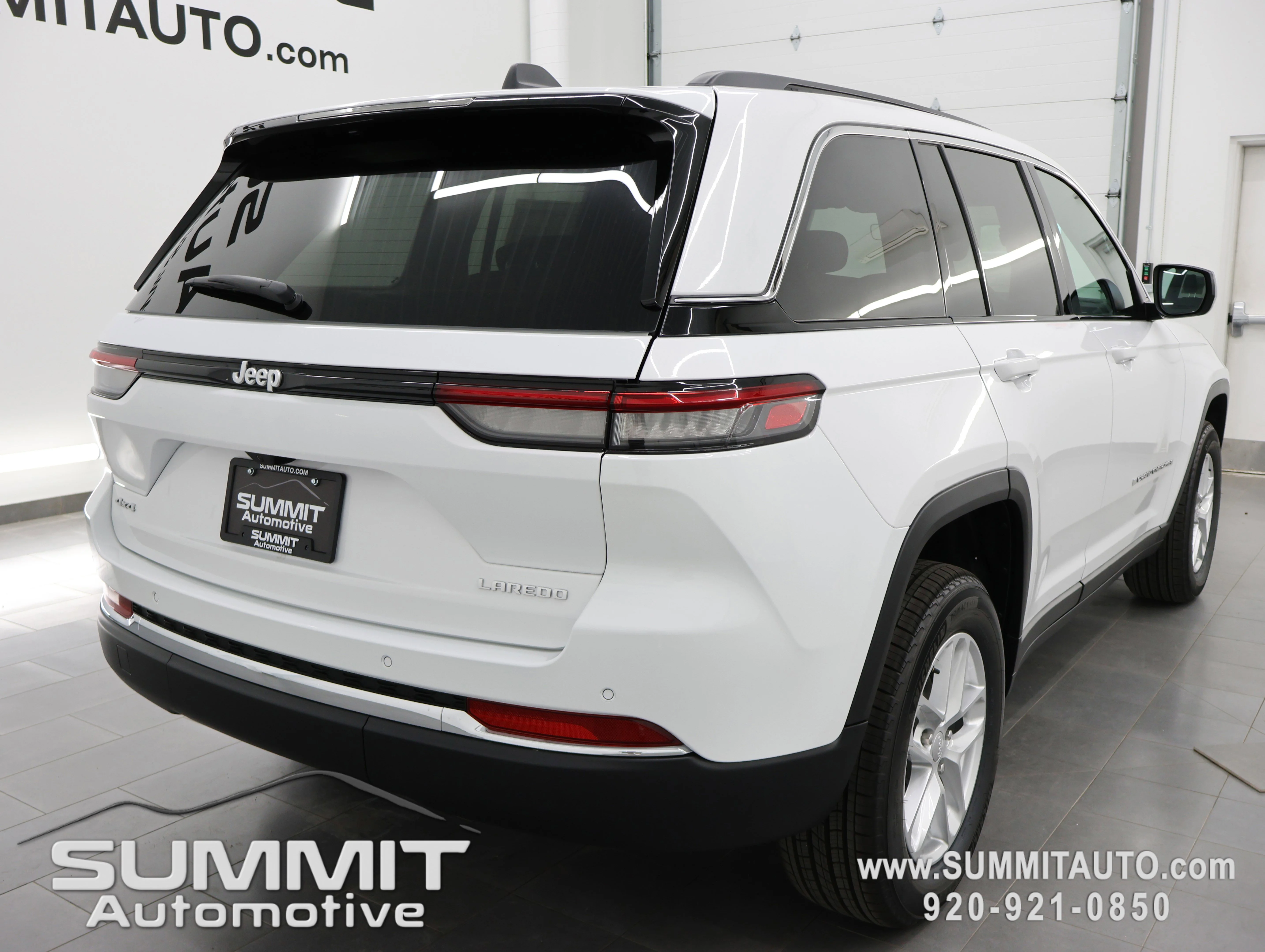 New 2026 Bright White Clear-Coat Exterior Paint Jeep Laredo X image 5