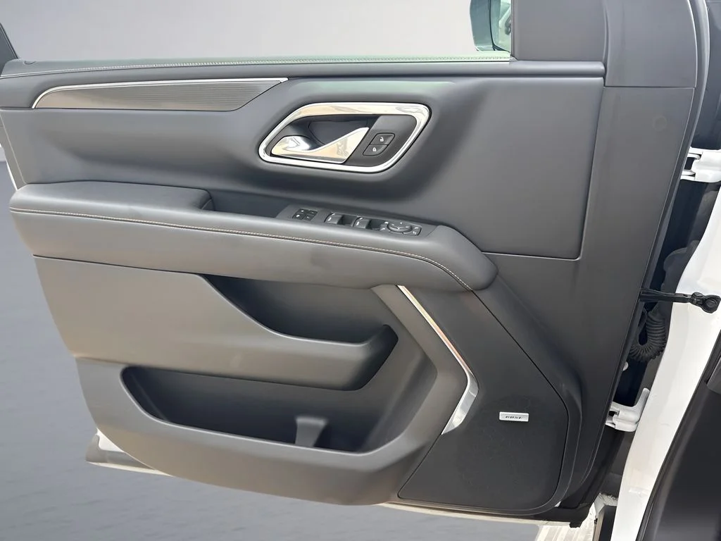 Used 2023 White GMC AT4 image 31