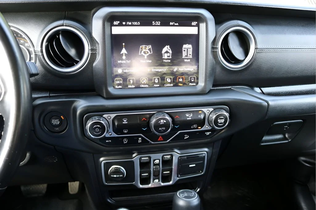 Used 2018 White Jeep Unlimited Sahara image 23