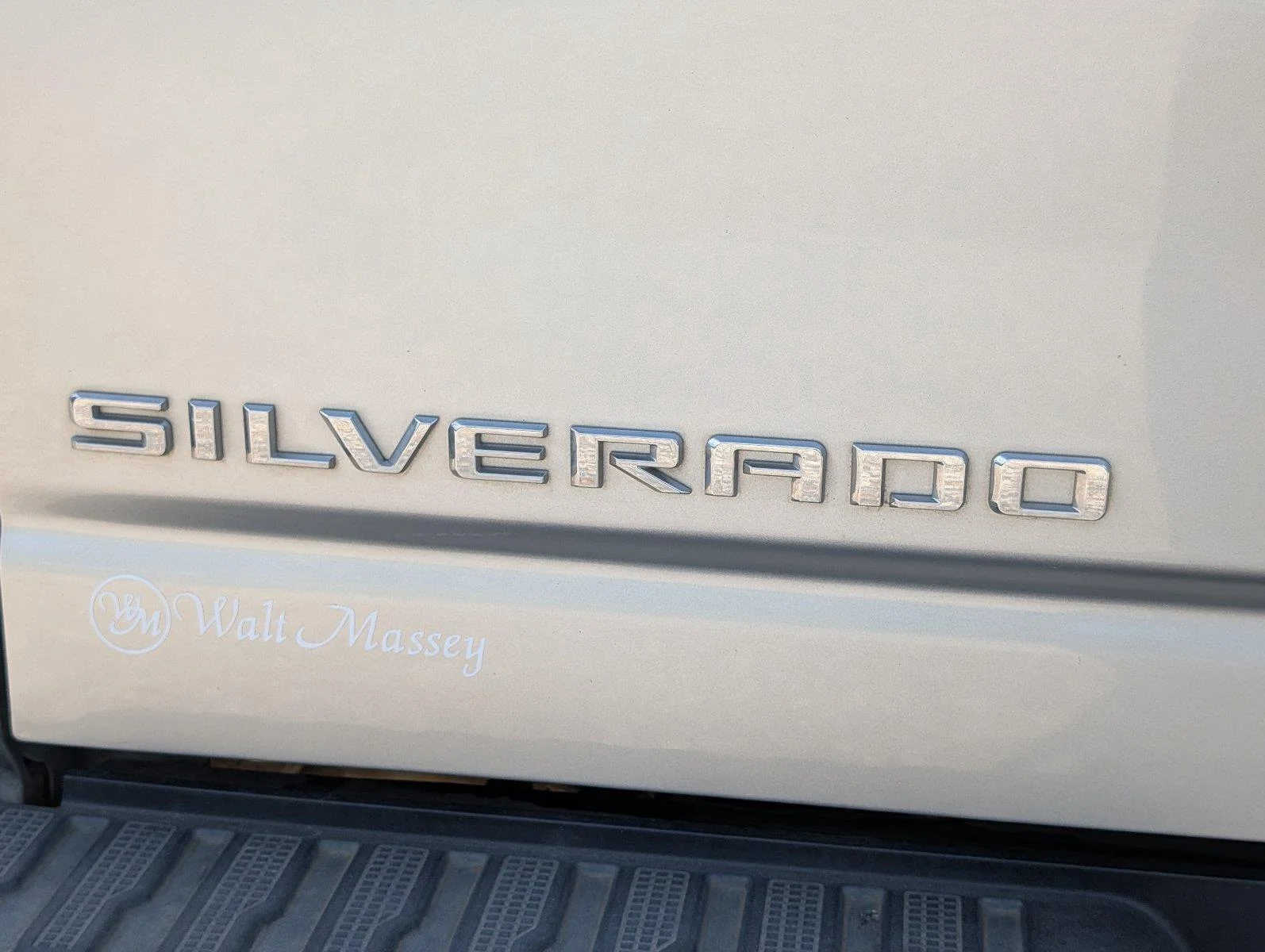 Used 2022 SILVER ICE METALLIC Chevrolet Custom image 6