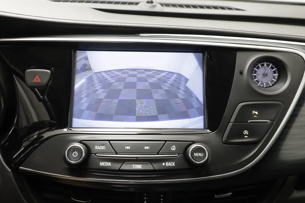 Used 2020 Summit White Buick Essence image 11