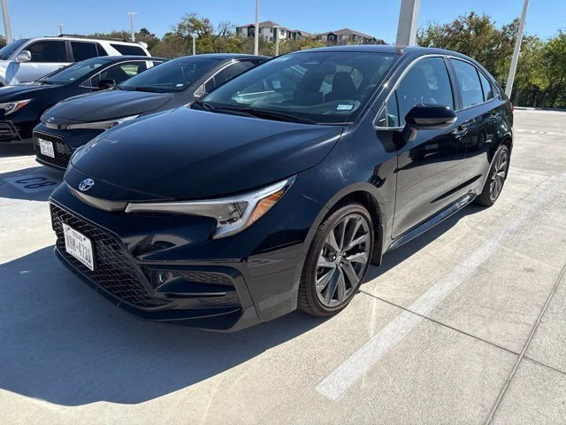 Used 2025  Toyota SE image 1
