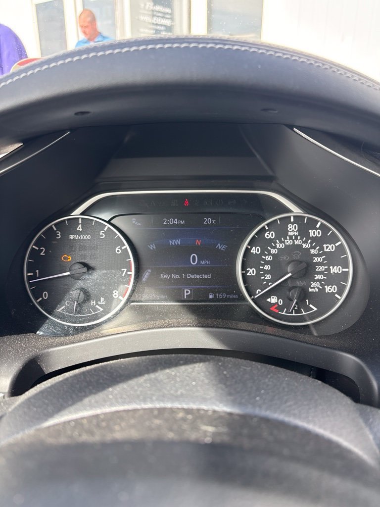 Used 2015 Black Nissan SL image 10