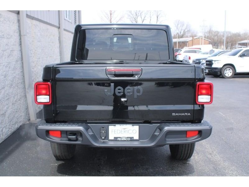 New 2026 Black Clear-Coat Exterior Paint Jeep Sahara 4x4 image 4