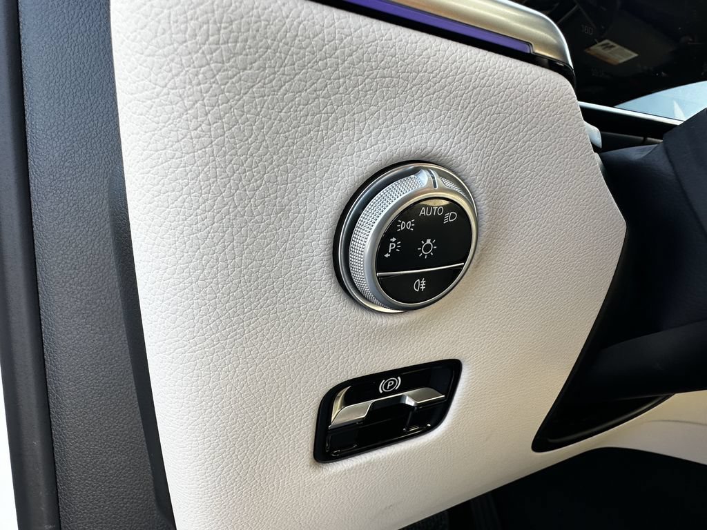 New 2026 Polar White Mercedes-Benz GLC 300 image 35