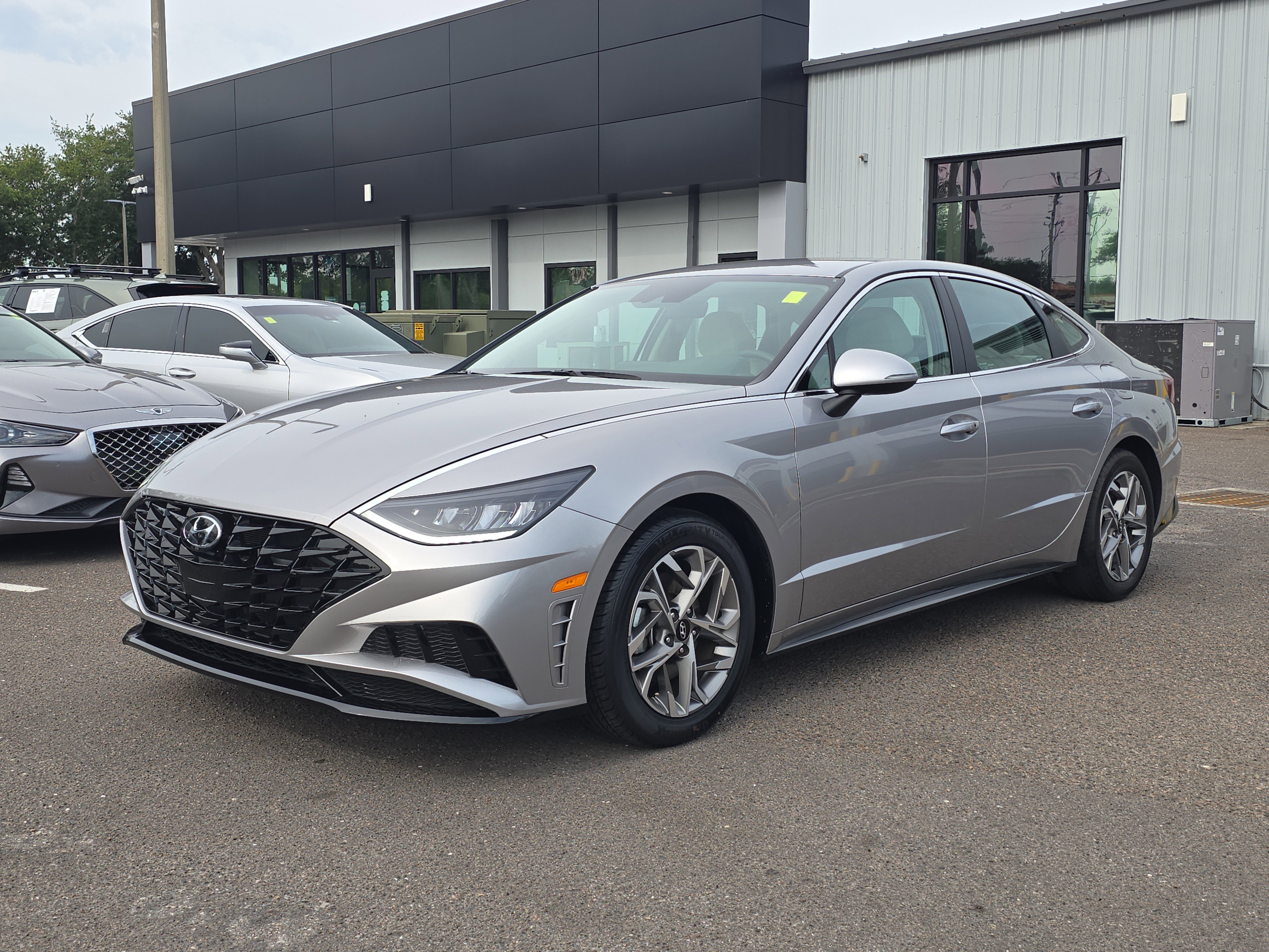 Used 2021 Shimmering Silver Pearl Hyundai SEL image 4
