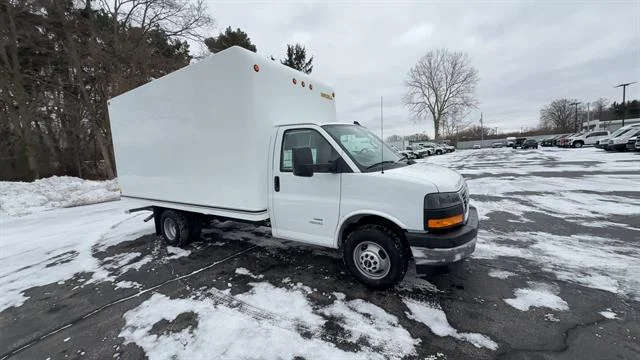 New 2025 Summit White GMC 2WT image 31