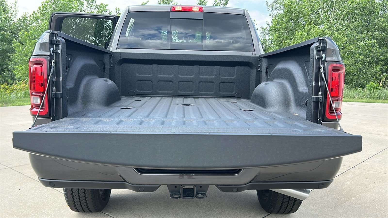 New 2026 Granite Crystal Metallic Clear-Coat Exterior Paint RAM  image 15