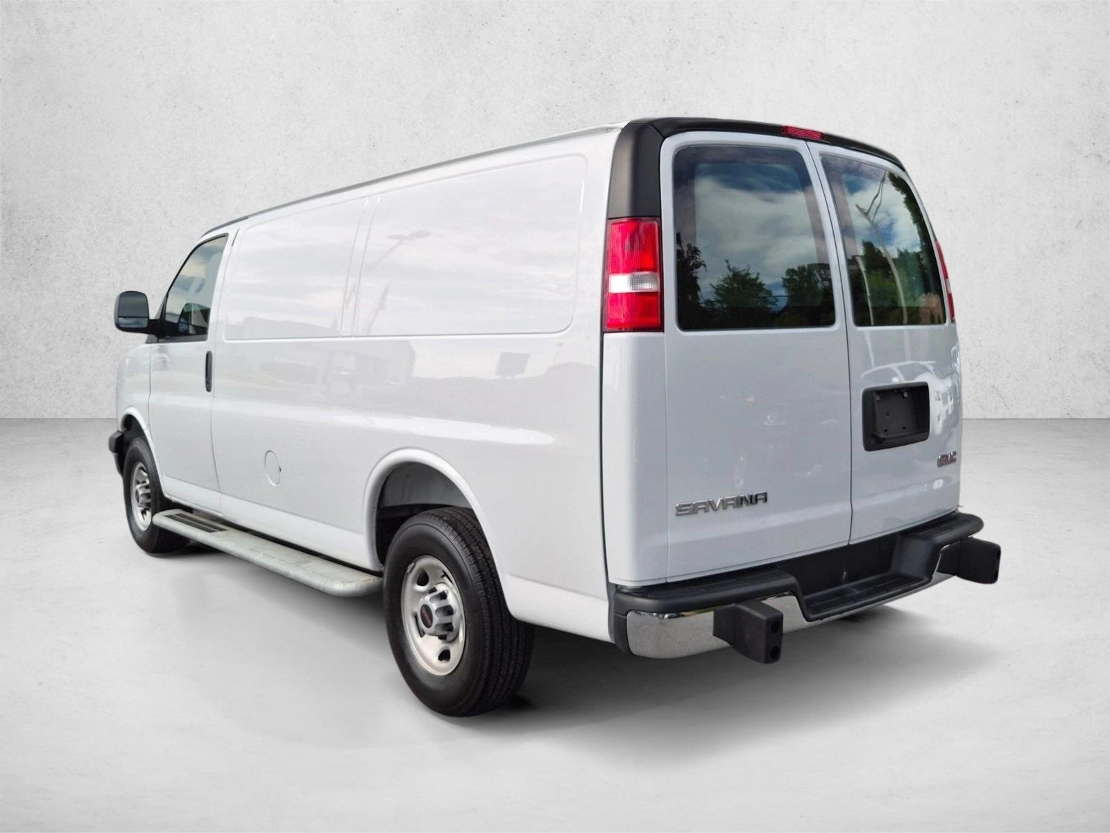 Used 2025 Summit White GMC  image 9
