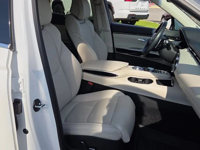 Used 2025 White Genesis 2.5T image 15