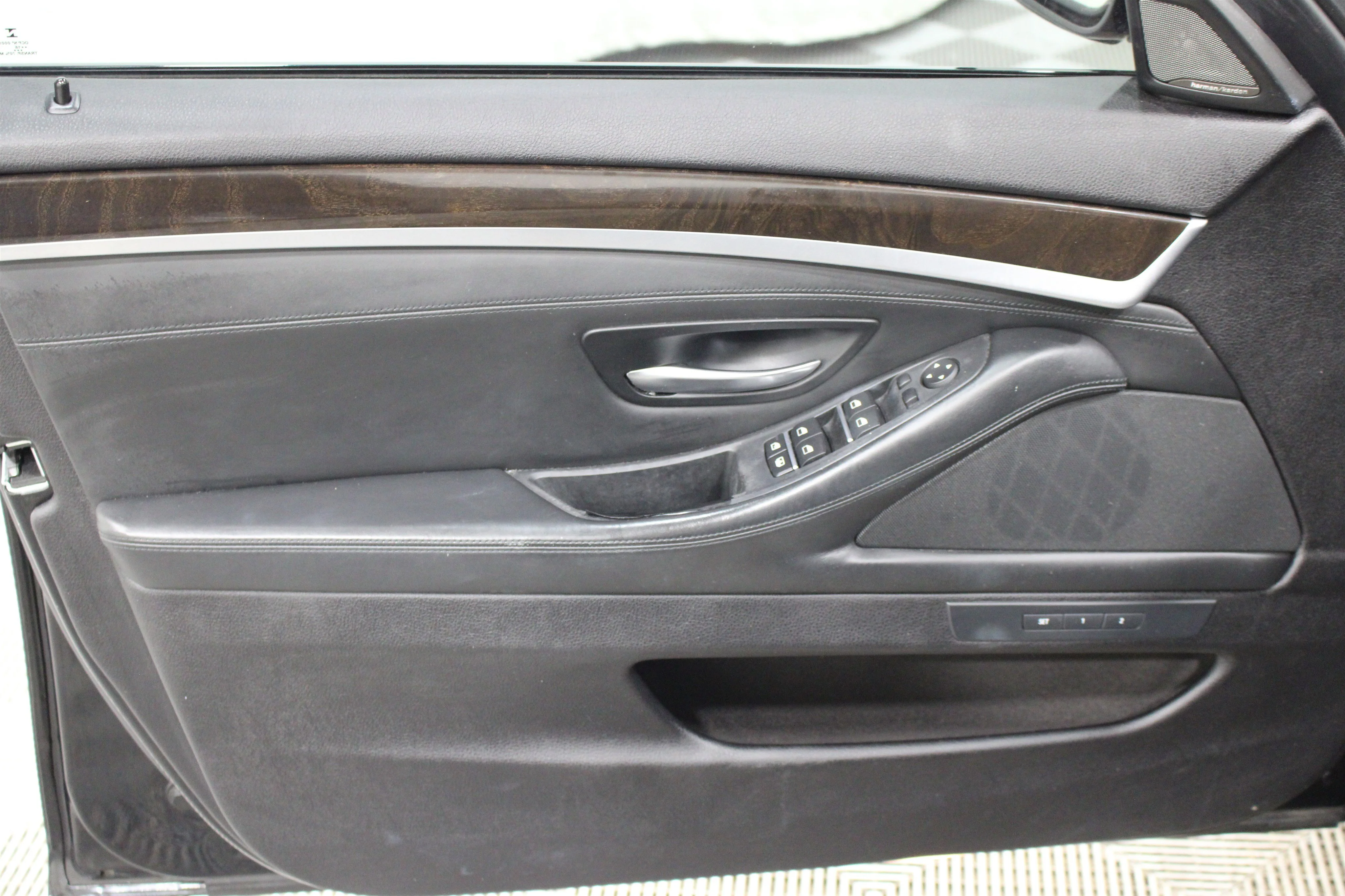 2016 BMW 5 Series 550i - Photo 6