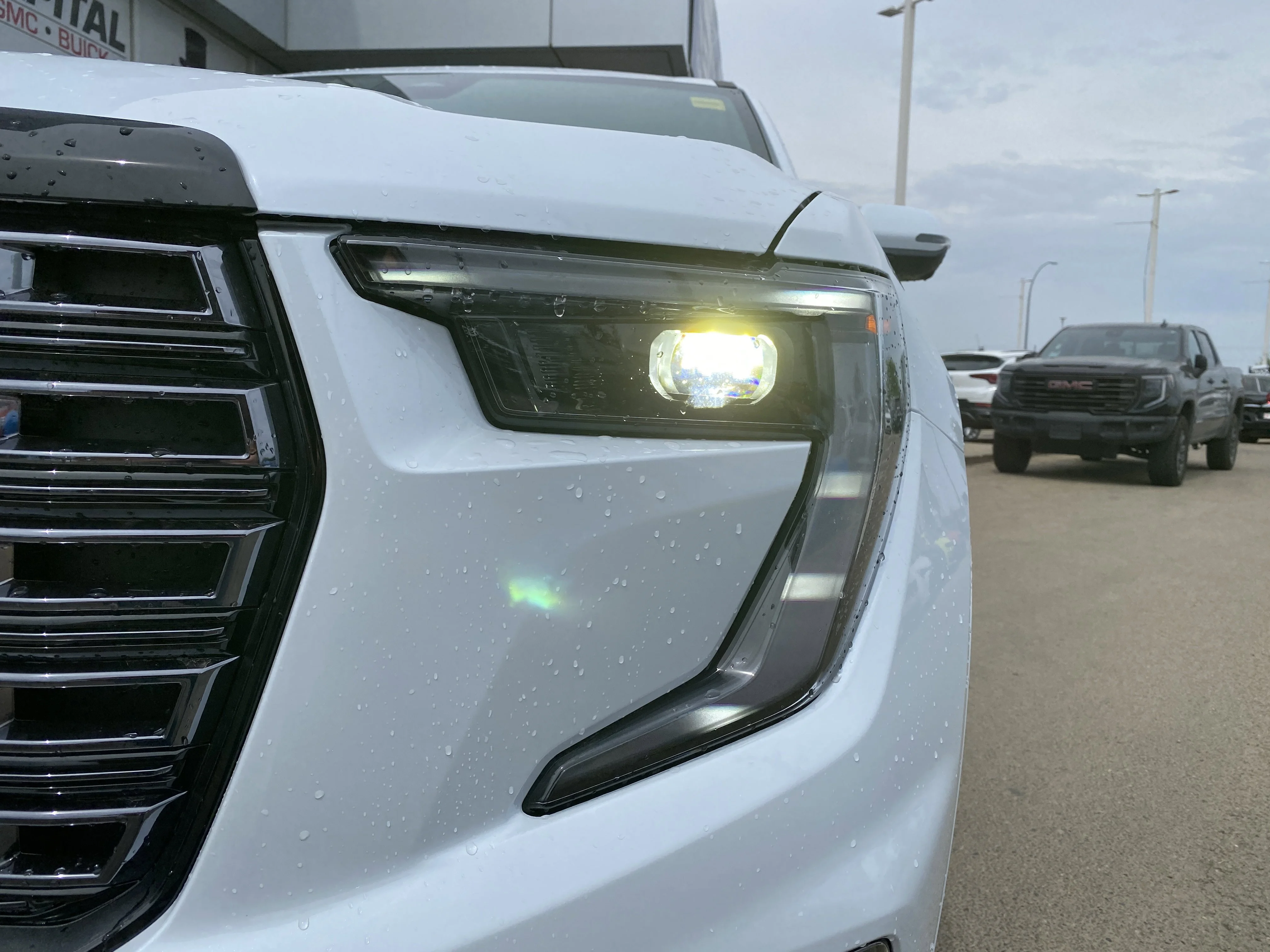 New 2026 GLACIER WHITE TRICOAT GMC Denali Ultimate image 10