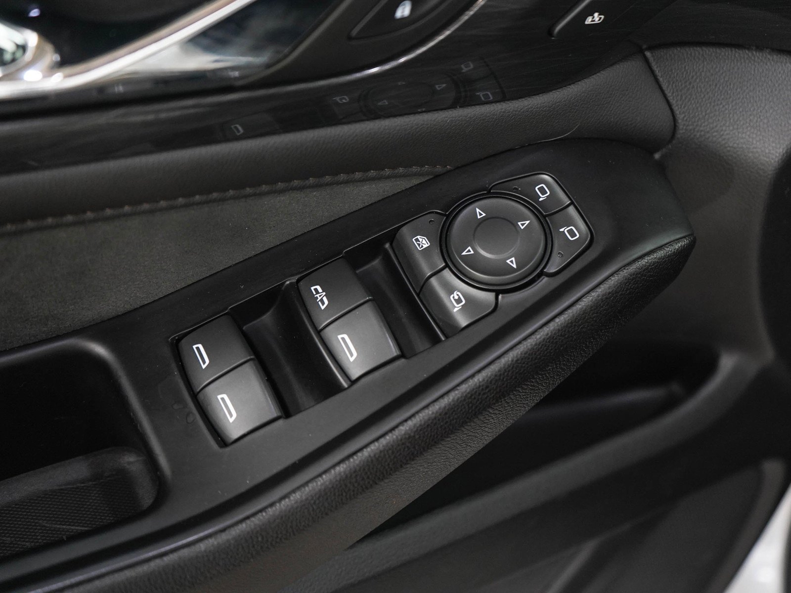 Used 2023 IRIDESCENT PEARL TRICOAT Chevrolet High Country image 21
