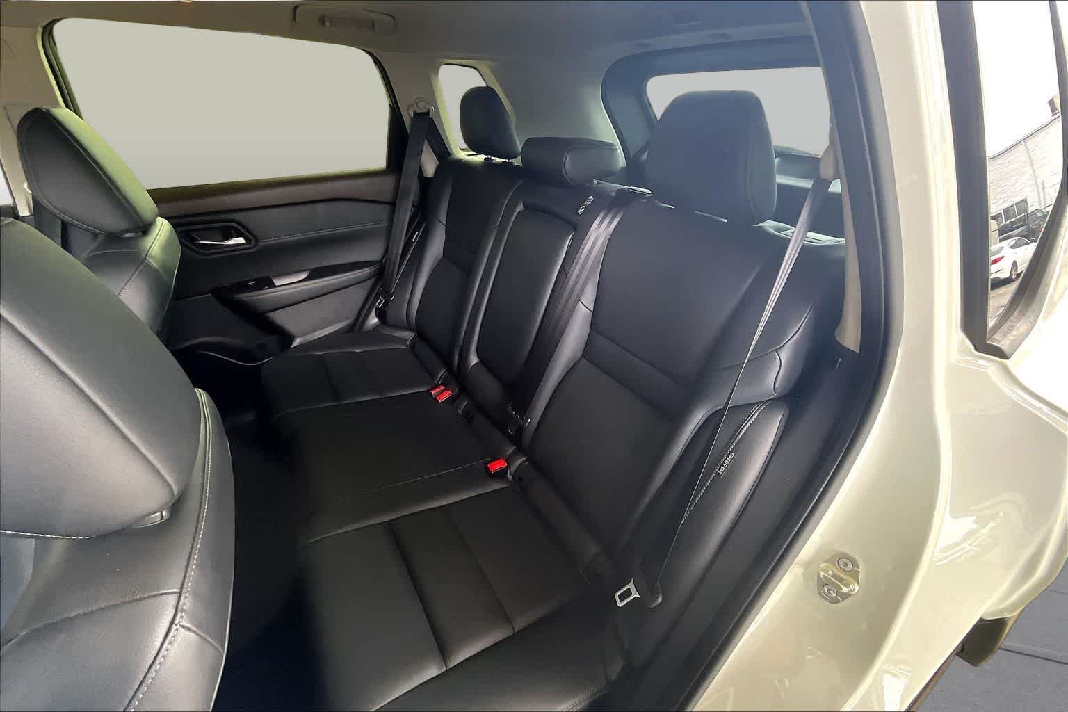 Used 2023 Pearl White Tricoat/Super Black Nissan SL image 41