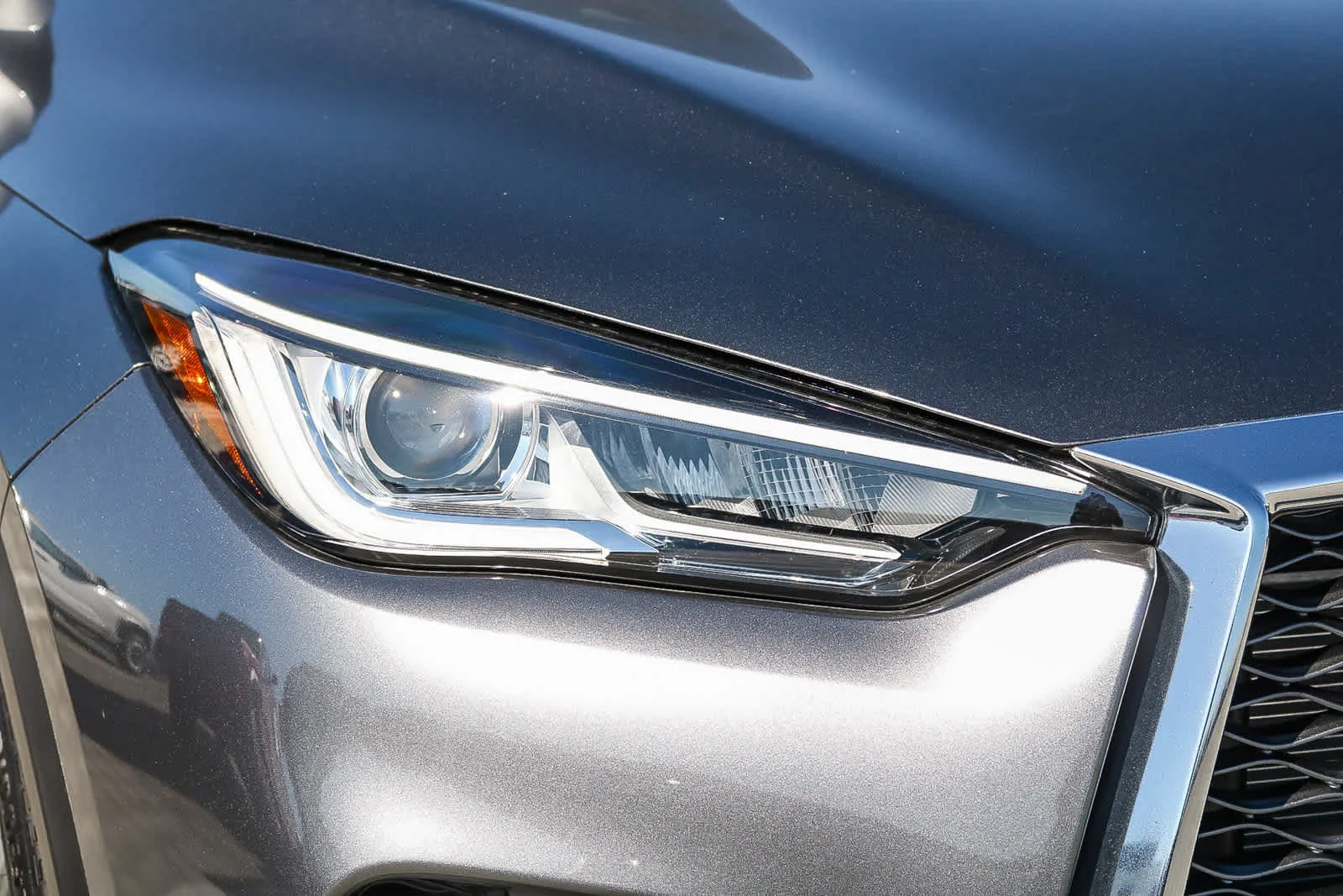 New 2025 GRAPHITE SHADOW INFINITI LUXE AWD image 4